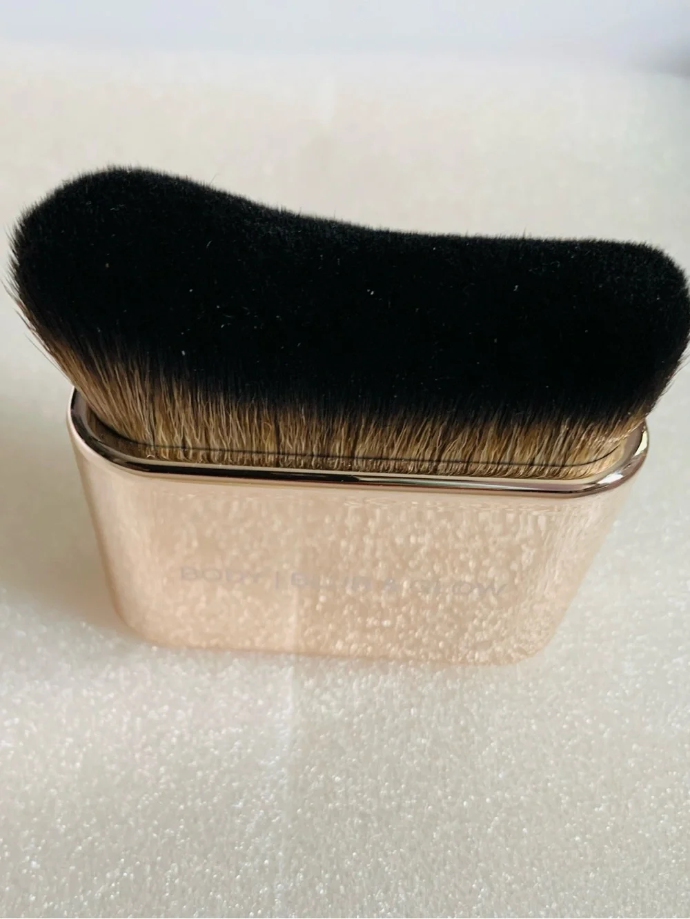 HUDA BEAUTY Rose Gold Body Blur Brush with Black-Tip Bristles